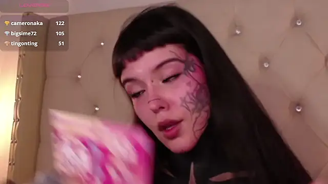 Snapshot of SylveonFox chatting on December 4, 2024, 4:16 pm SylveonFox online show from December 4, 2024, 4:16 pm