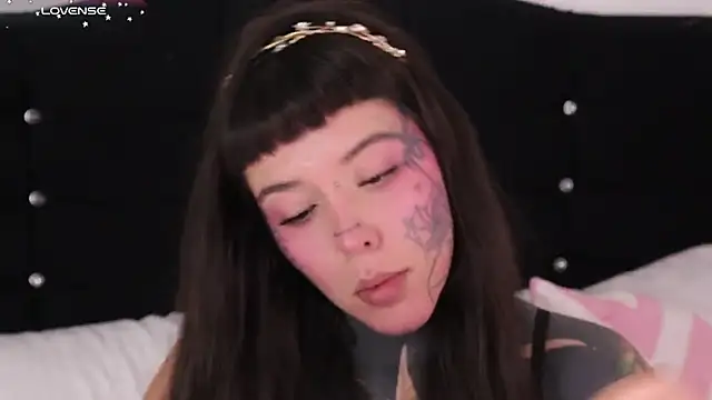 Snapshot of SylveonFox chatting on February 8, 2025, 1:43 am SylveonFox online show from February 8, 2025, 1:43 am