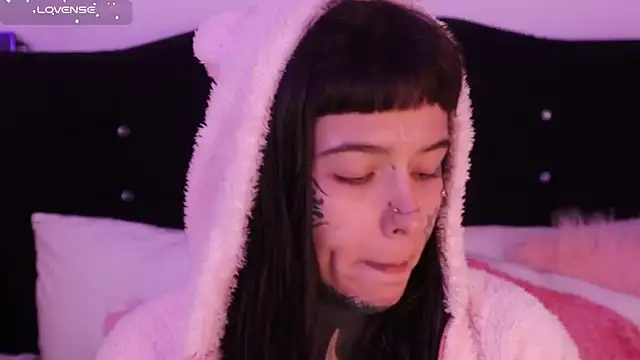 Snapshot of SylveonFox chatting on February 14, 2025, 9:10 pm SylveonFox online show from February 14, 2025, 9:10 pm