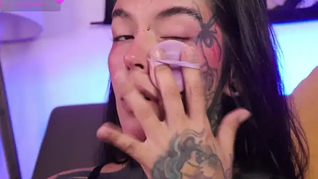 Snapshot of SylveonFox chatting on October 22, 2025, 10:37 am SylveonFox online show from October 22, 2025, 10:37 am