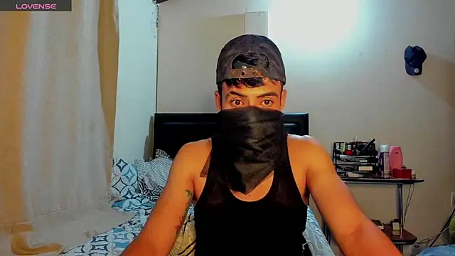 Snapshot of tom_thick chatting on December 17, 2024, 3:17 am tom thick online show from December 17, 2024, 3:17 am