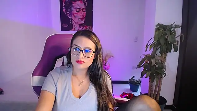 esmeraldaa230 online show from November 24, 2025, 8:19 pm