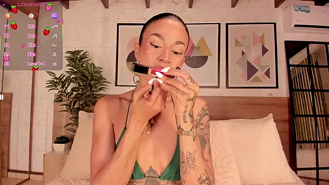 LunaRuso online show from February 19, 2026, 7:32 pm