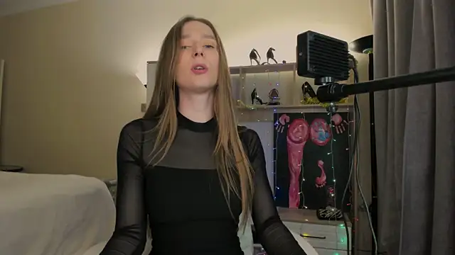 CharlotteWells online show from January 10, 2025, 3:16 pm