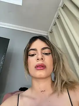 Snapshot of emiss_ chatting on February 28, 2025, 3:15 pm emiss online show from February 28, 2025, 3:15 pm