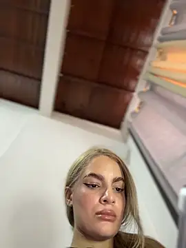 Snapshot of emiss_ chatting on November 19, 2025, 2:39 pm emiss online show from November 19, 2025, 2:39 pm