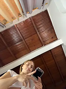 Snapshot of emiss_ chatting on April 28, 2026, 4:34 pm emiss online show from April 28, 2026, 4:34 pm