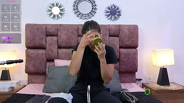 Snapshot of MontVta chatting on December 2, 2025, 12:10 pm MontVta online show from December 2, 2025, 12:10 pm