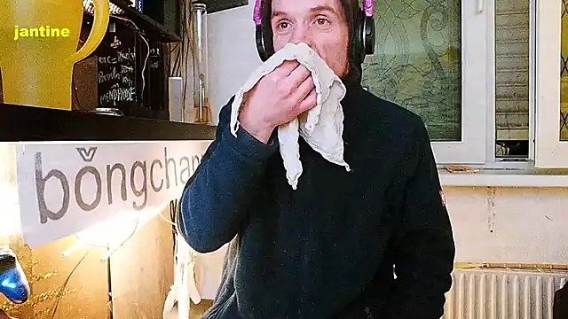 Snapshot of BongChannel chatting on February 14, 2025, 1:02 am BongChannel online show from February 14, 2025, 1:02 am