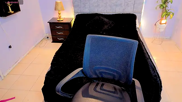 Lana stone  online show from November 9, 2025, 3:27 am