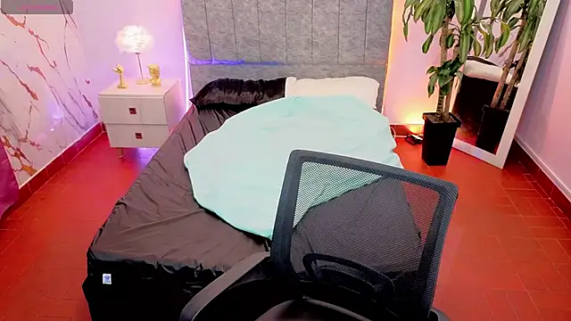 Lana stone  online show from March 17, 2026, 3:22 am