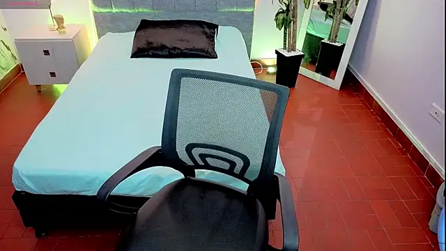 Lana stone  online show from March 19, 2026, 4:27 am