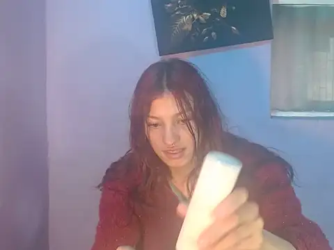 Snapshot of Emma-Wilson chatting on July 7, 2026, 7:40 pm Emma-Wilson online show from July 7, 2026, 7:40 pm