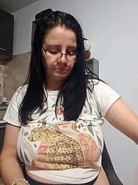 Snapshot of KristenVega chatting on November 4, 2025, 9:03 pm KristenVega online show from November 4, 2025, 9:03 pm