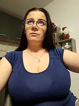 Snapshot of KristenVega chatting on November 7, 2025, 5:24 pm KristenVega online show from November 7, 2025, 5:24 pm