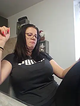 Snapshot of KristenVega chatting on November 21, 2025, 9:30 am KristenVega online show from November 21, 2025, 9:30 am