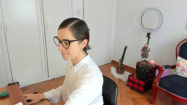 cuddlingbunny online show from November 30, 2025, 2:43 pm