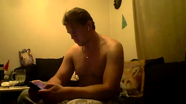 Snapshot of Teddan82 chatting on February 2, 2025, 4:15 am Teddan82 online show from February 2, 2025, 4:15 am