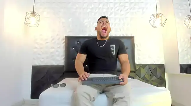 BrianMalonee online show from March 3, 2025, 1:42 pm