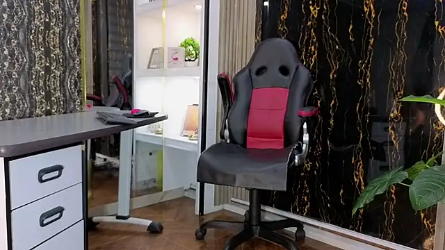 MissEscarleth online show from October 21, 2025, 2:56 am