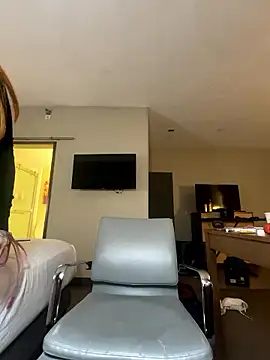 tatted-bitty online show from January 6, 2026, 2:15 am