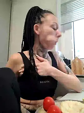 Snapshot of Scherana chatting on December 16, 2024, 12:27 pm Scherana online show from December 16, 2024, 12:27 pm