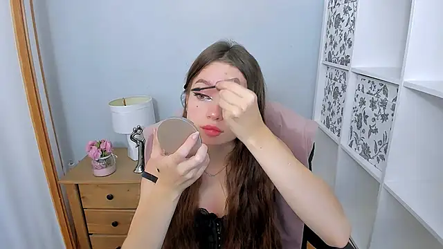 GraceLips online show from October 5, 2025, 5:39 am