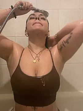 Snapshot of Luccreccia_ chatting on February 5, 2026, 9:25 am Luccreccia online show from February 5, 2026, 9:25 am