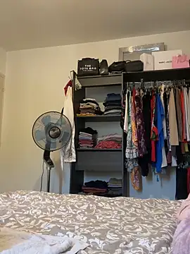 Snapshot of Luccreccia_ chatting on May 27, 2026, 8:44 am Luccreccia online show from May 27, 2026, 8:44 am