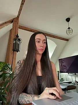 emiliasommer online show from June 12, 2026, 5:01 pm