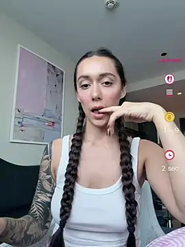 emiliasommer online show from June 19, 2026, 3:49 pm
