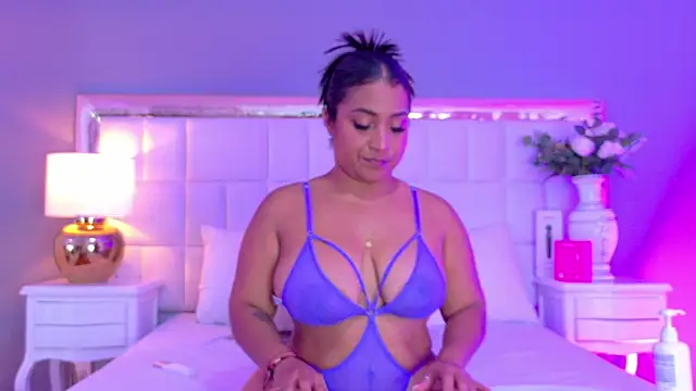 KateVenegas online show from October 15, 2025, 8:09 pm