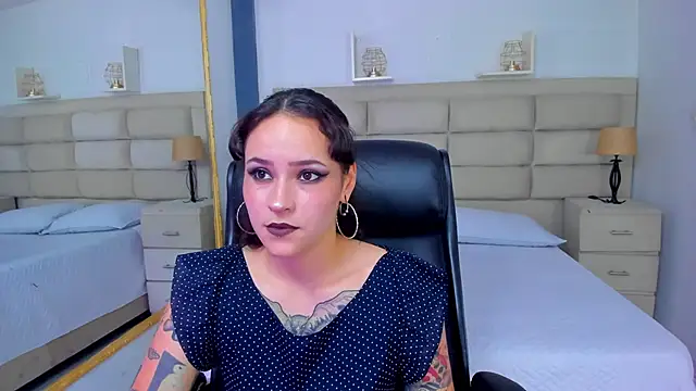 AnnyThompson  online show from October 29, 2025, 9:27 pm