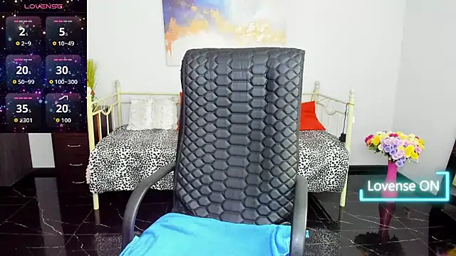 Julia Dean online show from November 28, 2025, 1:14 pm