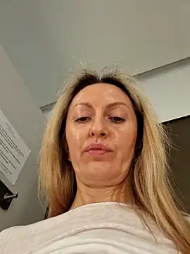 Miss    Mia  online show from February 22, 2025, 3:25 pm