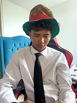 Leonarrrd 01 online show from December 5, 2025, 7:32 pm