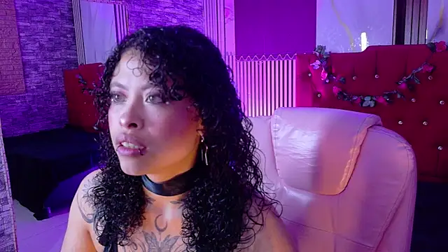 miahernadez303av online show from May 22, 2026, 3:24 am