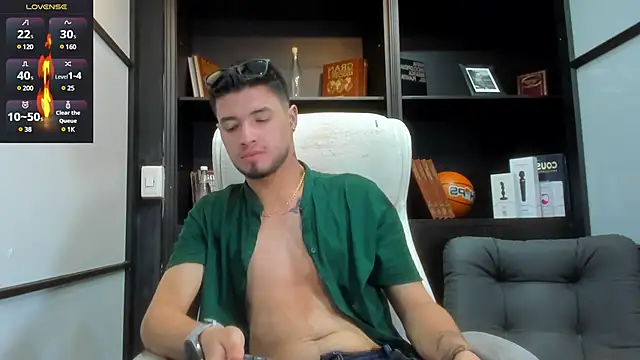 EdwardRoss  online show from March 21, 2025, 8:08 pm