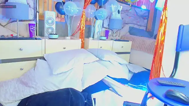 Snapshot of LilyyBigAss chatting on October 15, 2025, 11:43 am LilyyBigAss online show from October 15, 2025, 11:43 am