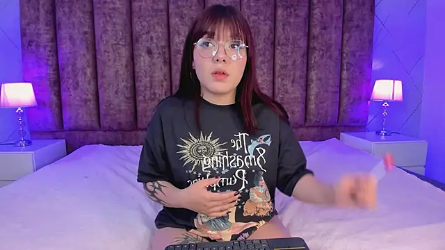 Snapshot of Fluffy_Bubble21 chatting on February 21, 2025, 10:17 am Fluffy Bubble21 online show from February 21, 2025, 10:17 am