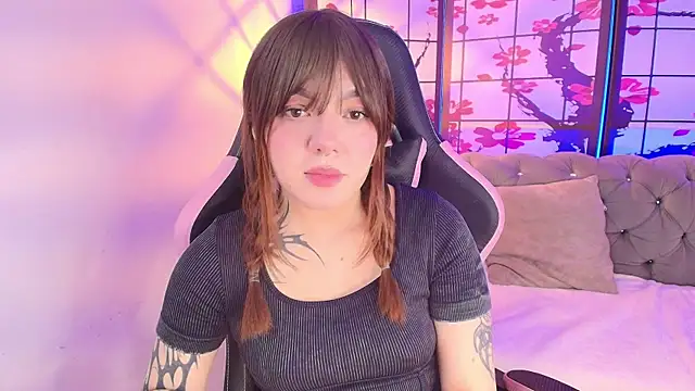 Snapshot of Fluffy_Bubble21 chatting on December 21, 2025, 4:30 am Fluffy Bubble21 online show from December 21, 2025, 4:30 am