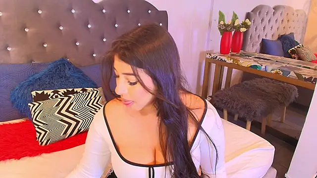 Miia Thompsonn online show from December 19, 2025, 3:35 am