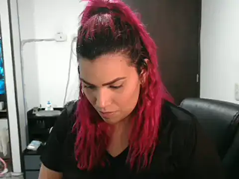 Snapshot of CarolinaRincon chatting on February 27, 2025, 10:31 pm CarolinaRincon online show from February 27, 2025, 10:31 pm