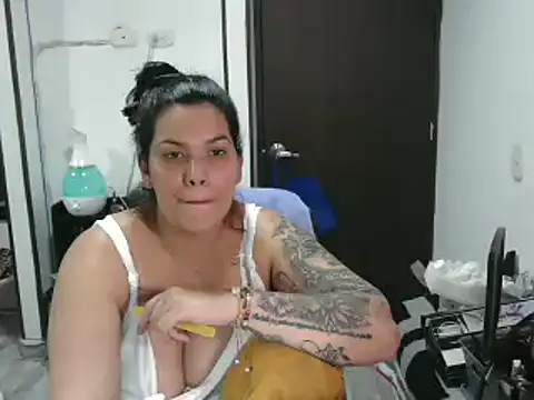 Snapshot of CarolinaRincon chatting on March 12, 2025, 12:10 am CarolinaRincon online show from March 12, 2025, 12:10 am