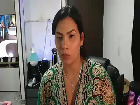 Snapshot of CarolinaRincon chatting on March 14, 2025, 9:43 pm CarolinaRincon online show from March 14, 2025, 9:43 pm