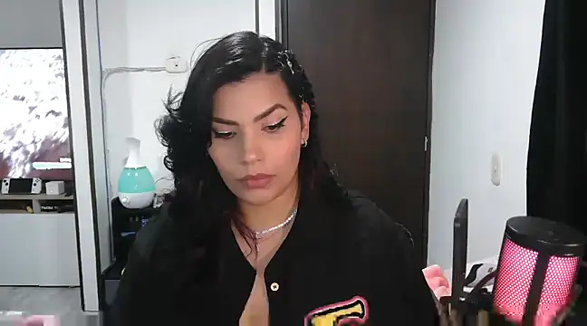 Snapshot of CarolinaRincon chatting on March 18, 2025, 9:53 pm CarolinaRincon online show from March 18, 2025, 9:53 pm