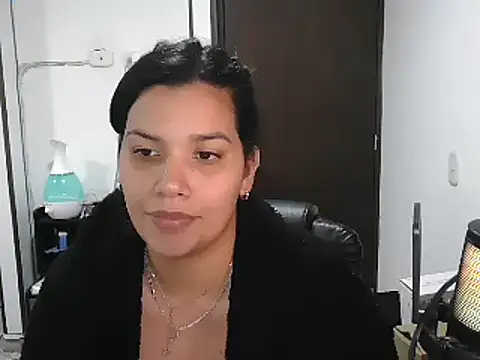 Snapshot of CarolinaRincon chatting on March 22, 2025, 2:37 am CarolinaRincon online show from March 22, 2025, 2:37 am