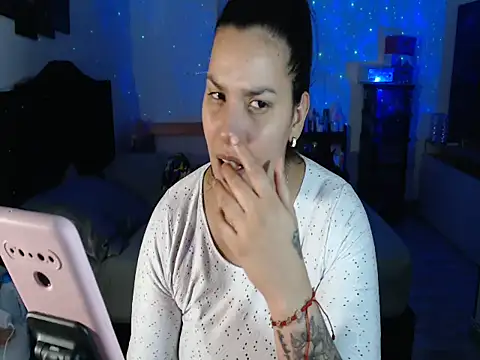 Snapshot of CarolinaRincon chatting on November 10, 2025, 11:37 pm CarolinaRincon online show from November 10, 2025, 11:37 pm