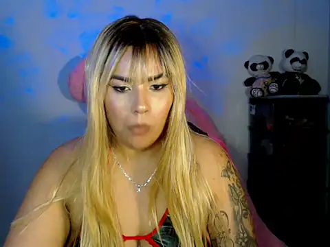 Snapshot of CarolinaRincon chatting on November 20, 2025, 12:00 am CarolinaRincon online show from November 20, 2025, 12:00 am