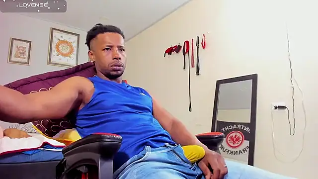 AlejoKhalifa  online show from October 14, 2025, 12:06 pm